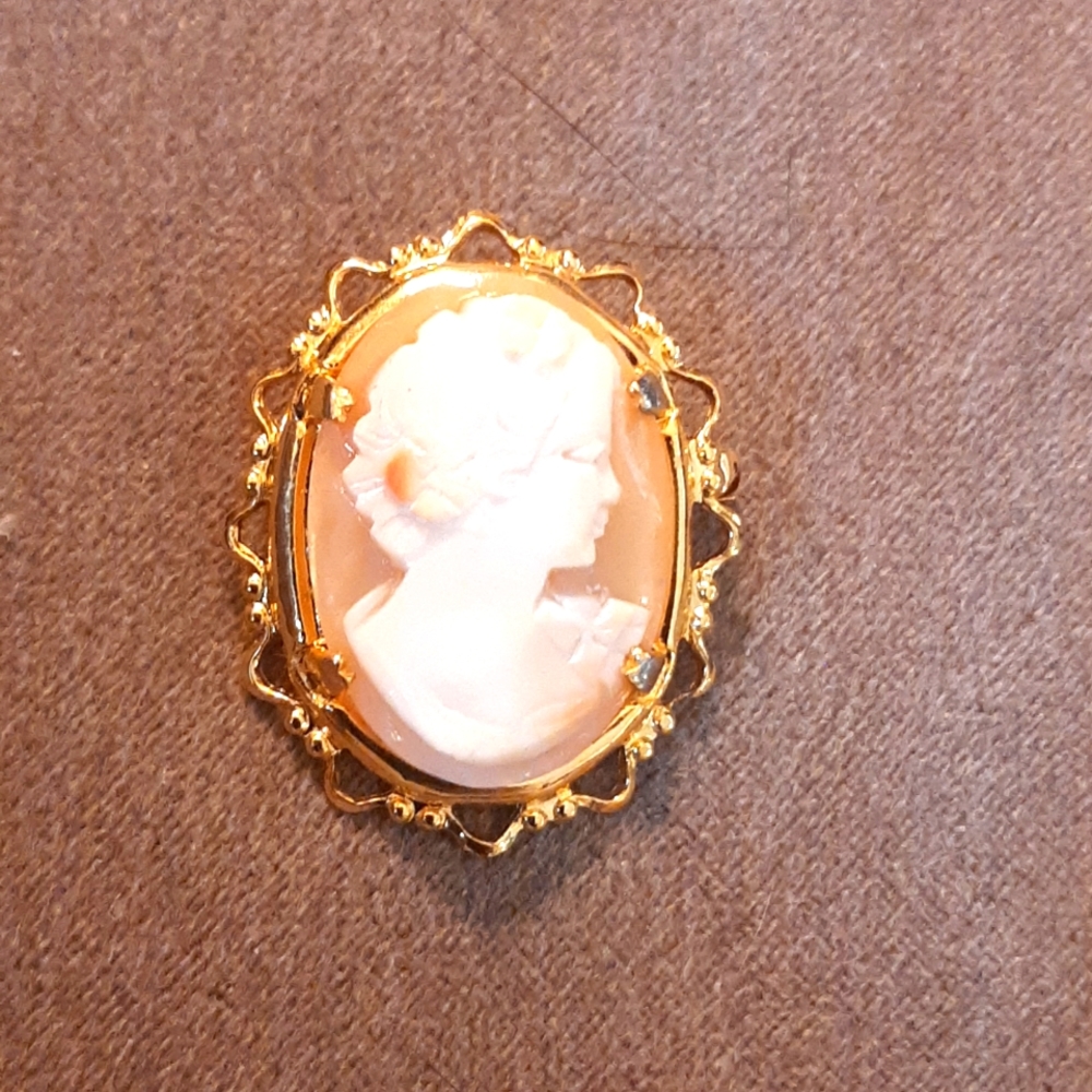 Vintage Damsel cameo GF brooch